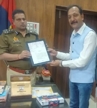 हापुड़ के सर्राफ से हुई 15 लाख की जेवरात लूटकांड में पुलिस ने व्यापारी के सुपुर्द किए सौ फीसदी आभूषण, पुलिस अधिकारियों को किया सम्मानित