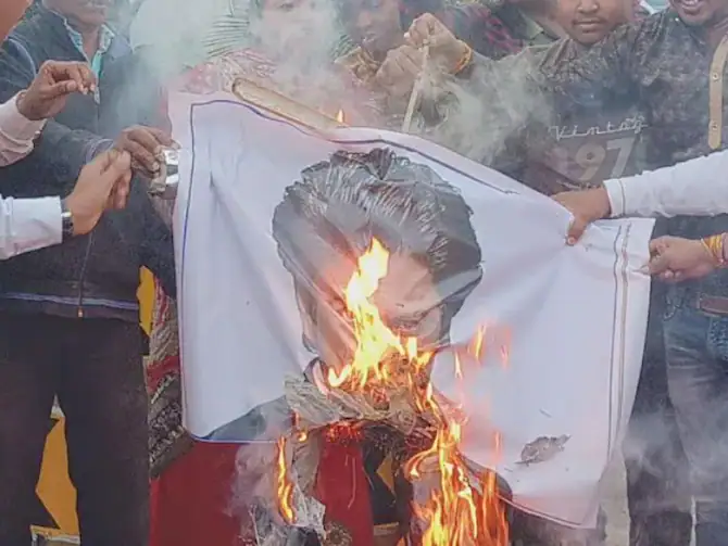 पठान फिल्म का पुतला जलाकर किया विरोध