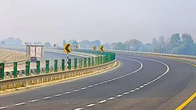 गंगा एक्सप्रेसवे पर दिया किसानों ने धरना