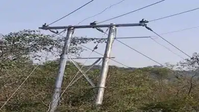 विद्युत लाइन बिछाने के विरोध में एडीएम को सौंपा ज्ञापन