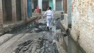 दस्तोई रोड स्थित आदर्श नगर कालोनी में सड़क न बनने से परेशान हुए लोग