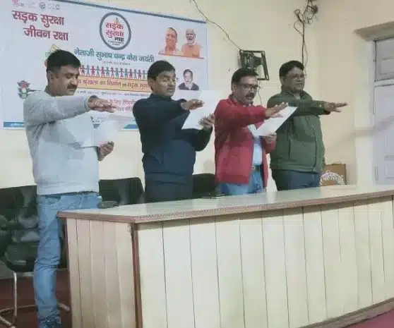 सड़क सुरक्षा अभियान को लेकर नगर पालिका में दिलवाई गई शपथ