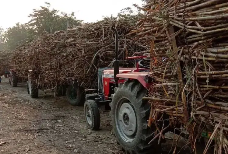 सिम्भावली मिल के गन्ना ट्रक यार्ड के बाहर स्थानीय दुकानदारों द्वारा प्रदर्शन