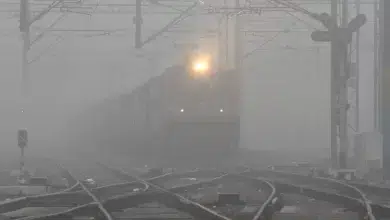 मेमू पैसेंजर रद्द होने से यात्री परेशान, कोहरे के चलते लगातार देरी से पहुंच रहीं अन्य ट्रेनें