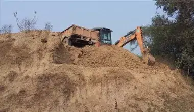 अवैध रूप से मिट्टी खनन के मामले में सीज किया गया डंपर