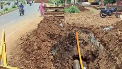 आईजीएल द्वारा खुदवाए गड्ढे भरने के लिए दुकानदारों ने की नारेबाजी