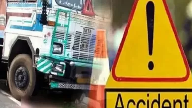 तेज रफ्तार ट्रक की चपेट में आने से 3 युवक घायल