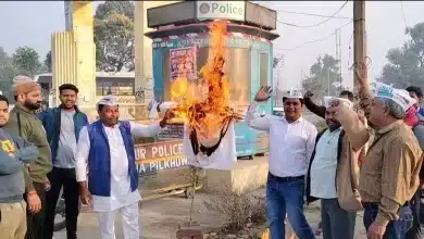 मनीष सिसौदिया की गिरफ्तारी के विरोध में आप कार्यकर्ताओं ने फूंका केंद्र सरकार का पुतला