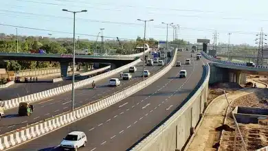 फ्लाईओवर पर 2 माह पूर्व मरम्मत के लिए उतारीं गई लाइटें आज तक भी नहीं लगी