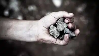 रेलवे लाइन के पास बनी कॉलोनियों के लोगों को आरपीएफ ने पत्थर न फेंकने की दी हिदायत