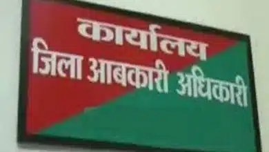 ओवररेटिंग को लेकर सेल्समैन पर फर्जी केस दर्ज करवानें की आबकारी निरीक्षक की मालिक ने की शिकायत