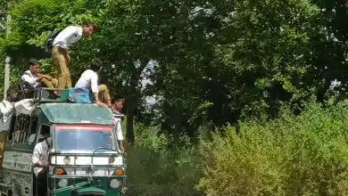 बाइकों के खतरनाक स्टंट, ई रिक्शाओं की छत पर बैठकर करत