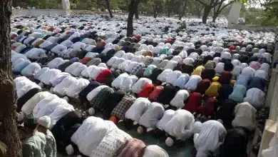 हापुड़। ईद के दौरान ईदगाह के बाहर सड़क पर नमाज पढ़ने वाले दो सौ से 250 लोगों की तलाश पुलिस ने तेज कर दी है। फिलहाल कुछ ऐसे लोगों को चिन्हित कर लिया गया है, जिन्होंने सड़क पर बैठकर नमाज अदा की थी। इन लोगों की जल्द ही गिरफ्तारी हो सकती है। शनिवार को ईद के दौरान सुबह 7.45 बजे बुलंदशहर रोड स्थित ईदगाह पर हजारों की संख्या में लोगों द्वारा नमाज पढ़ी गई थी। ईदगाह के अलावा शहर की कुछ मस्जिदों में नमाज अदा की गई थी। लेकिन ईदगाह पर भीड़ अधिक होने के कारण कुछ लोग ईदगाह के बाहर सड़क पर नमाज पढ़ने के लिए बैठ गए थे। जबकि सड़क पर नमाज पढ़ने पर शासन ने रोक लगाई थी और कार्यवाही की चेतावनी भी दी गई थी। ऐसे में ईदगाह के बाहर नमाजियों की पुलिस से नोकझोंक भी हुई थी। मना करने के बाद भी कुछ लोगों द्वारा सड़क पर ही नमाज अदा की गई। इस मामले में कोतवाली पुलिस ने 23 अप्रैल को 200 से 250 लोगों व इंतजामिया कमेटी के सदस्यों के खिलाफ विभिन्न धाराओं में मुकदमें दर्ज किए थे। इस मामले में पुलिस वीडियो और फोटो के आधार पर लोगों को चिन्हित कर रही है। एएसपी मुकेश चंद मिश्रा ने बताया कि नमाज के दौरान नियमों का उल्लंघन किया गया था, जबकि नमाज से पहले ही सभी को विभिन्न माध्यमों से सूचित कर दिया गया था कि सड़क पर किसी भी सूरत में नमाज नहीं पढ़ी जाएगी। लेकिन इसके बावजूद कुछ लोगों ने मनमानी की। ऐसे में जिन लोगों ने नियमों का उल्लंघन किया उन्हें चिन्हित किया जा रहा है। कुछ लोगों की पहचान कर ली गई है, जल्द ही उनकी गिरफ्तारी होगी।