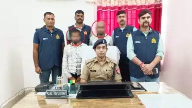 अंगूठे का क्लोन बनाकर बैंक खातों से लाखों रूपए की धोखाधड़ी करनें वालें गैंग के दो सदस्य गिरफ्तार, नगदी, अंगूठे के क्लोम बरामद