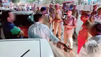 सड़कों पर गाड़ी में बैठकर शराब पीनें वालों को एसपी को हड़काया, दी चेतावनी