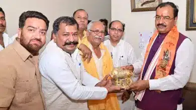 भाजपा नगराध्यक्ष के घर पहुंच उपमुख्यमंत्री केशव मोर्य ने परिवार के साथ किया भोजन, फूलों से किया स्वागत