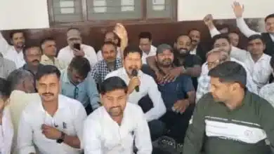 विभिन्न समस्याओं को लेकर दस्तावेज लेखक संघ ने किया धरना प्रदर्शन, महिला लेखपाल के तबादले की मांग
