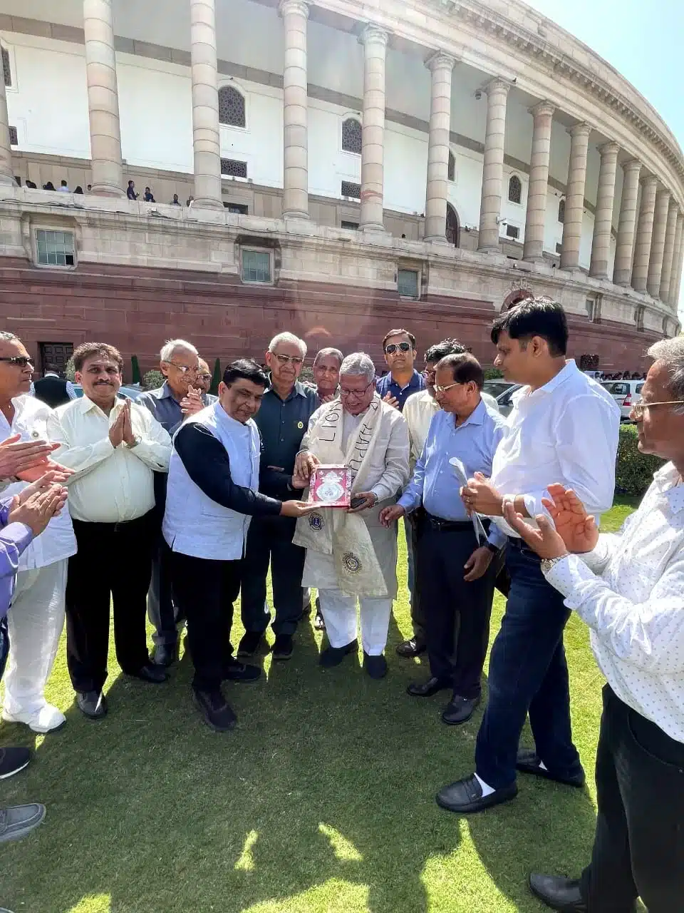 लायंस क्लब हापुड़ के सदस्यों ने किया राष्ट्रपति भवन एव संसद भवन का भ्रमण,सांसद का जताया आभार