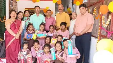 हनुमान जन्मोत्सव पर सरकारी स्कूल के बच्चों को वितरित किया प्रसाद व गिफ्ट ,पृथ्वी पर सात जीवत देवताओं में से एक हनुमान जी है,जो कलियुग में भी जीवित हैं - पुनीत गोयल,सचिन जिंदल