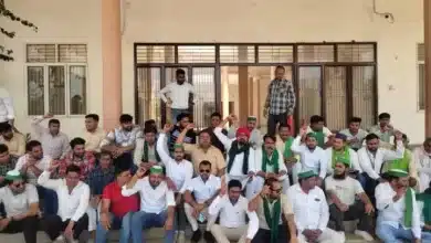 आवारा पशुओं को पकड़वाने व विभिन्न जनसमस्याओं को लेकर भाकियू कार्यकर्ताओं ने कलेक्ट्रेट पर किया धरना-प्रदर्शन, सौंपा ज्ञापन