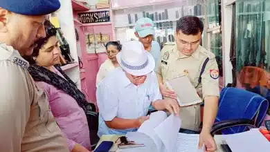 डीएम, एसपी ने किया शस्त्र दुकानों का निरीक्षण