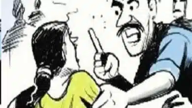 शराब के लिए घर के गेहूं बेचने का विरोध करने पर पत्नी को पीटकर घर से निकाला