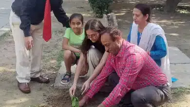 छात्रा ने जन्मदिन पर स्कूल में पौधा लगाकर पर्यावरण को हरा भरा रखने का दिया संदेश, अन्य बच्चों को भी इससे सीख लेनी चाहिए- डाक्टर अतरसिंह