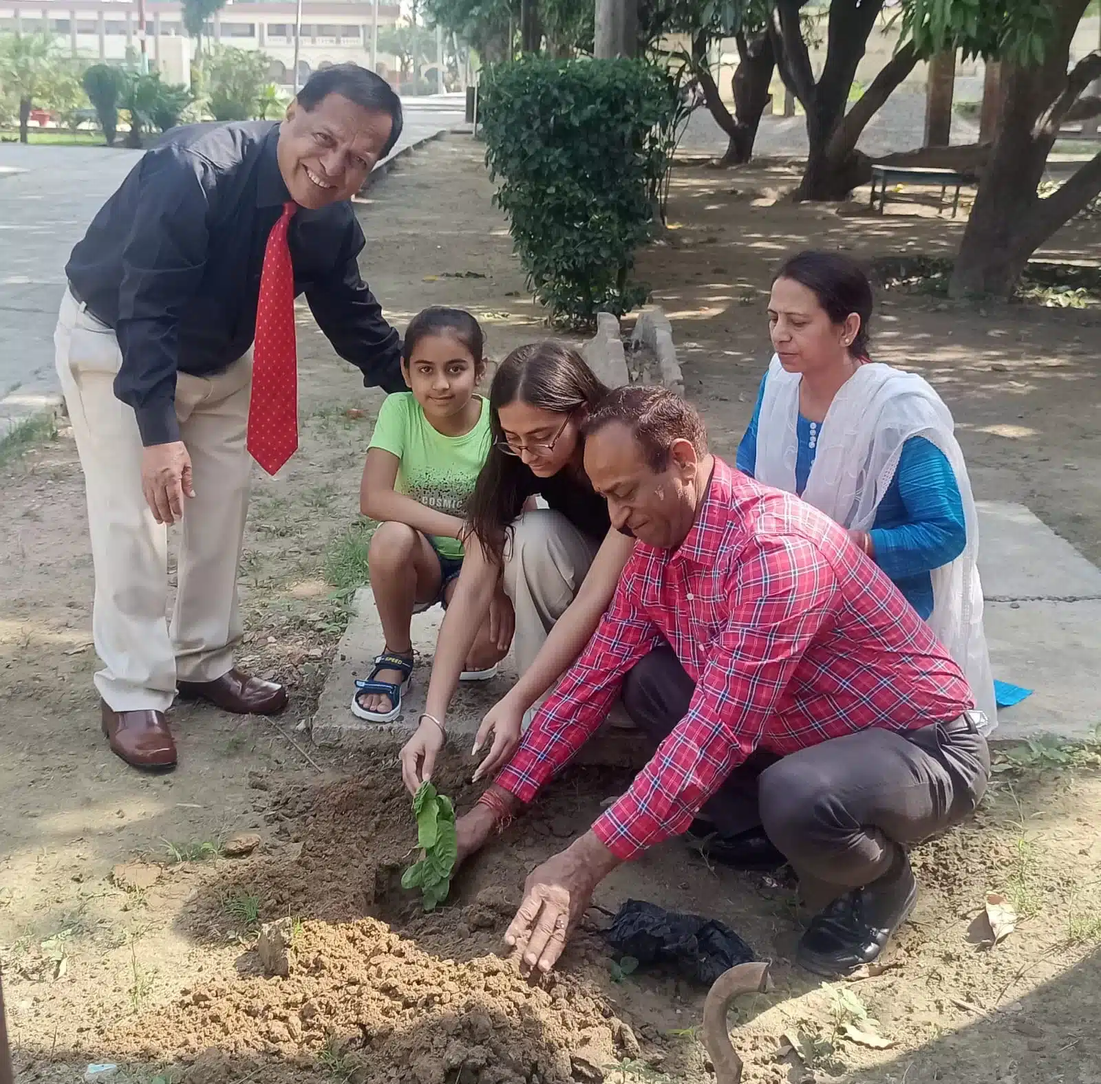छात्रा ने जन्मदिन पर स्कूल में पौधा लगाकर पर्यावरण को हरा भरा रखने का दिया संदेश, अन्य बच्चों को भी इससे सीख लेनी चाहिए- डाक्टर अतरसिंह