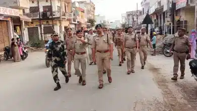 शांतिपूर्ण चुनाव संपन्न कराने के लिए एसपी सहित अद्धसैनिक बल के जवानों ने निकाला पैदल मार्च