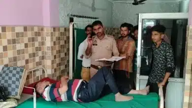 सड़क किनारे खड़े होकर बस का इंतजार कर रहे तीन बच्चों सहित अन्य को तेज रफ्तार कार ने कुचला, सात घायल