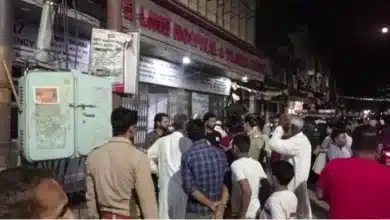 बड़ी लापरवाही: पांच माह की गर्भवती महिला की डाक्टर ने की डिलीवरी, मृत बता परिजनों को सौंपा बच्चा, अंतिम संस्कार के समय जिंदा निकला बच्चा, परिजनों ने किया जमकर हंगामा