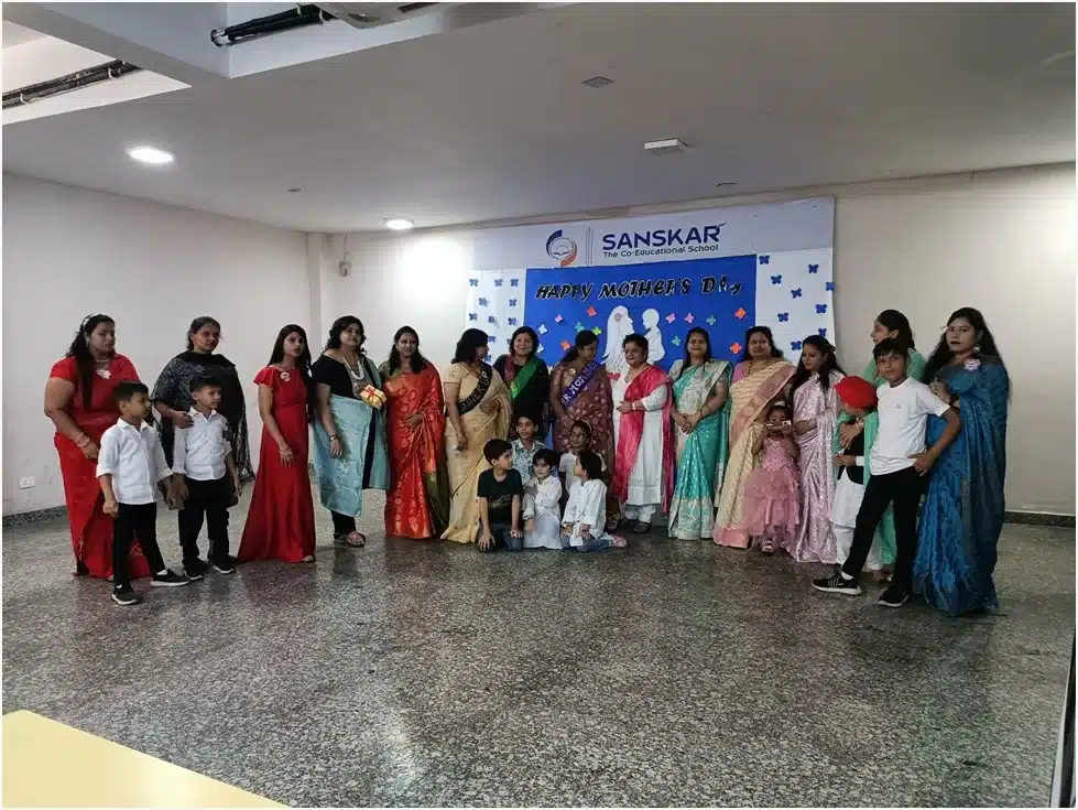 संस्कार स्कूल में आयोजित हुई मातृ दिवस, बच्चों ने अपनी माताओं के प्रति अपनी भावनाओं को नृत्य के माध्यम से किया प्रस्तुत