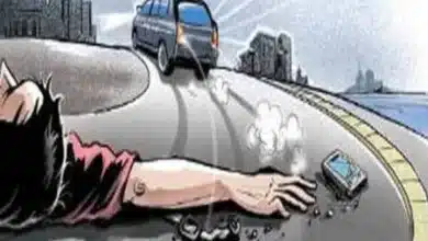 बाइक सवार ने मारी सड़क किनारे खड़े युवक को टक्कर
