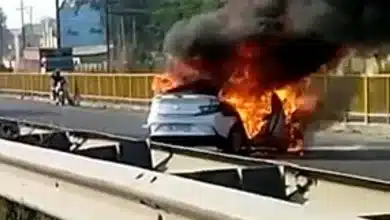 एनएच-9 पर चलती कार में लगी आग, फायर ब्रिगेड ने आग पर काबू पाया