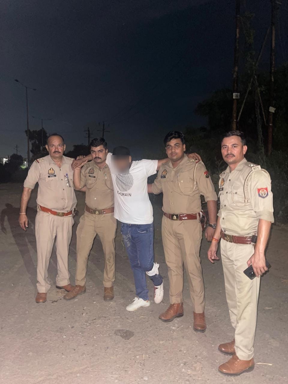 चैकिंग के दौरान पुलिस ने मुठभेड़ में 25 हजार हजार रुपए के ईनामी बदमाश को गोली मारकर घायलावस्था में किया गिरफ्तार , नगदी व स्कूटी बरामद