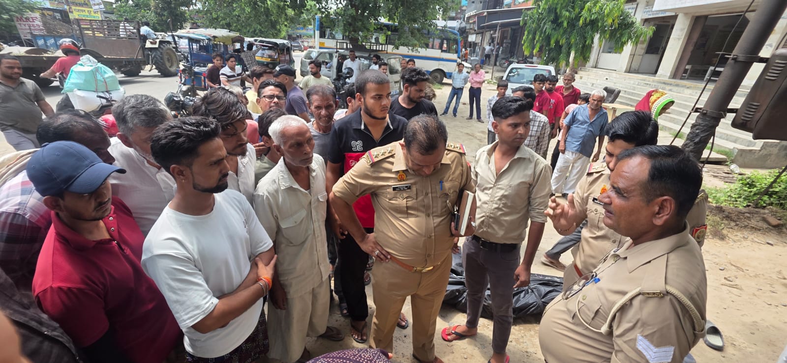 सड़क किनारे मिला व्यक्ति का शव, अत्याधिक शराब पीने से मौत की आंशका